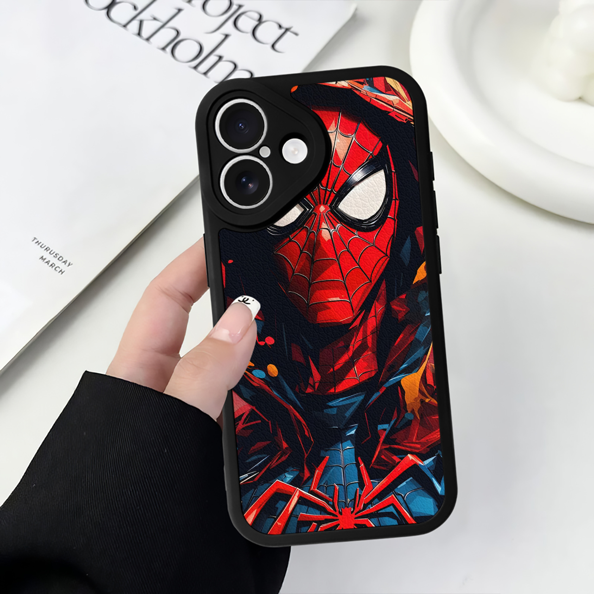 （画像用） Spider Man スパイダーマン 【iPhone 16シリーズ対応】シリコンスマホケース（レザー調） 材質：シリコン